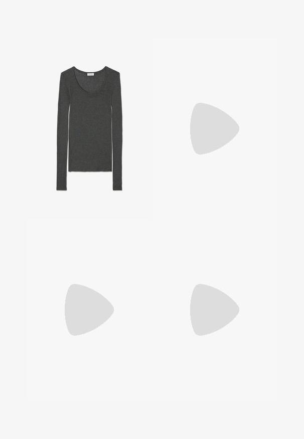 Langærmet T-shirt i antrasitgrå lavet af blødt, let materiale med en rund halsudskæring og en slim fit. Ingen synlige mønstre eller accenter.; Mørkeblå brede jeans lavet af denim. Har et bælte i taljen med flere knapper, forlommer og en ren afslutning ved sømmene.; Sorte suedetrainingssko med tre hvide striber og sorte snørebånd. Et tekstureret sort bukser er delvist synligt ved siden af skoene.; Sort læder tote taske med en glat overflade, en blød, afrundet top og brede håndtag. Har minimal syning og en afslappet silhuet.