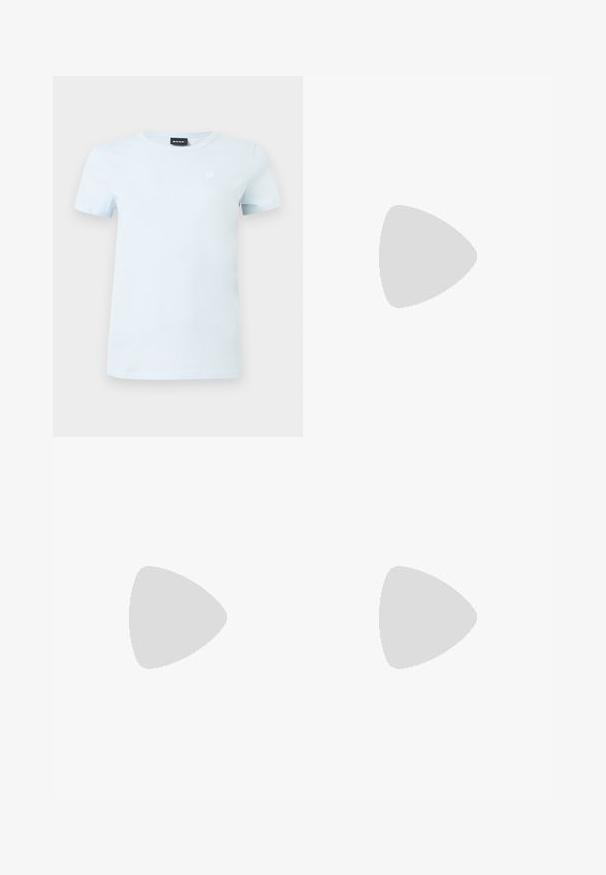 Lichtblauw T-shirt met korte mouwen en ronde hals, met een klein wit logo op de linkerborst en een zwart merkembleem aan de binnenkant van de kraag.; Denim rok in lichtblauw met geplooid ontwerp, metalen knoopsluiting en geborduurd detail aan de zoom. Gladde textuur en A-lijn vorm.; Witte leren sneaker met veters zwevend boven een houten blok en kiezelstenen oppervlakte buiten, met een onscherpe groene plant en steen op de achtergrond.; Bruine en donker dessin Michael Kors handtas met dubbele handvatten, afneembare schouderriem, gouden MK bedel en ritssluiting.