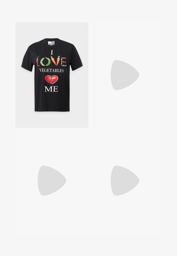 Μαύρο μπλουζάκι με το κείμενο "I LOVE VEGETABLES ME", όπου το "LOVE" είναι γραμμένο με τσίλι, αρακά, καρότα και φασόλια, και μία καρδιά από ντομάτα από κάτω.; Μπεζ cargo παντελόνι με φαρδιά μπατζάκια, πιέτες μπροστά, πλαϊνές τσέπες με καπάκι, θηλιές για ζώνη και υφασμάτινη ζώνη στη μέση.; Μαύρο δερμάτινο παπούτσι slingback με μυτερή μύτη, που διαθέτει γυαλιστερή λεπτομέρεια στην άκρη της μύτης και μεσαίου ύψους τακούνι. Σχεδίαση με ανοιχτές πλευρές.; Μαύρη μαλακή δερμάτινη τσάντα Love Moschino με δεμένη λαβή και χρυσή αλυσίδα σε λευκό φόντο.