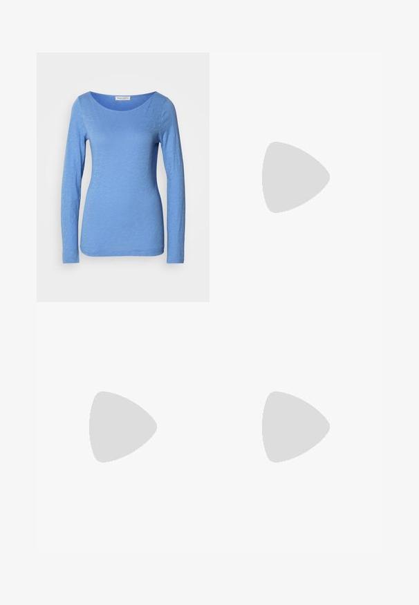 Langærmet T-shirt med rund hals i lys blå, lavet af blødt, tekstureret stof. Har et subtilt meleret mønster med en tætsiddende silhuet.; Lyseblå jeans med høj talje og vide ben, udstyret med et bundet stofbælte og forlommer, med en let falmet vaskeeffekt.; Beige høje hæle slingback-sko med spids tå, sort kant og spænde detalje. Glat materiale med mat finish, mellemstor blokhæl.; Bordeaux vegan læder tote taske med to robuste håndtag, har en matchende lynlåspose med frynse detalje. Glat, tekstureret overflade.
