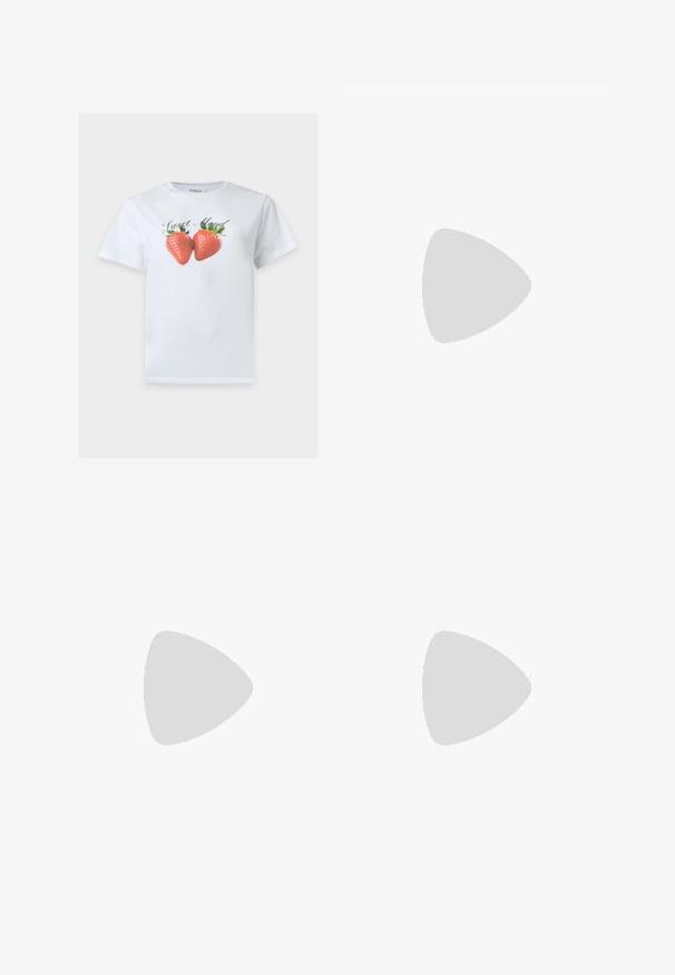 Weißes T-Shirt mit kurzen Ärmeln, zwei großen Erdbeeren und dem Text "Sweet Mood" auf der Vorderseite mittig gedruckt.; Blaue Denim-Bootcut-Jeans mit Doppelknopfverschluss, Vorder- und Gesäßtaschen sowie Standard-Nähdetails.; Weiße Leinenschuhe mit einer dicken weißen Plattformsohle, runder Zehenpartie und Metallösen für die Schnürsenkel. Markenlogo an der Seite angebracht.; Dunkelrote gewebte Ledertasche mit gebogenem Griff, weißem Besatz, silbernem Reißverschluss und abnehmbarem breitem Stoff-Schulterriemen vor einfarbigem Hintergrund.