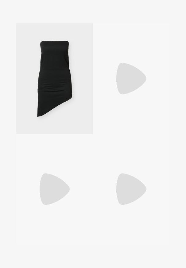 Robe mini noire bustier en tissu texturé avec un ourlet asymétrique, silhouette ajustée.; Jean bleu clair à jambes larges avec une finition délavée, en denim. Comprend des passants pour ceinture, des poches avant et une braguette zippée avec fermeture par bouton.; Chaussure plate noire à bout pointu avec bride arrière près d'une table ronde en bois avec des livres empilés sur un tapis beige dans un salon moderne.; Sac à main en cuir noir de forme arrondie, décoré de clous argentés et équipé d'une poignée courte. Texture lisse et fermeture éclair.