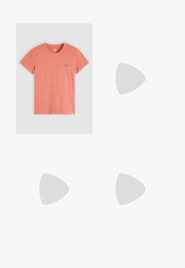Solid koralfarvet t-shirt med korte ærmer og rund halsudskæring med lille rødt Levi's-logo på venstre bryst.; Højtaljede blå jeans lavet af denim, med et klassisk fem-lomme design, syede detaljer og en slim fit med smalle ben.; Lavtop hvid lærredsneaker med hvide snørebånd, gummisål, sorte stribedetaljer og logo-patch på tungen og hælen.; Sølvfarvede hoop øreringe med en glat, rund form og en poleret overflade. Begge øreringe er i samme størrelse og har en sikker lukke mekanisme.