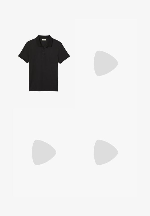 Polo negro de manga corta con dos botones y pequeño logo bordado de Calvin Klein en el pecho izquierdo.; Chinos beige con corte recto, hechos de suave tela de algodón, con cierre de cremallera y un único botón negro.; Botín negro de tobillo, hecho de material suave con costuras sutiles, suela de goma y un diseño elegante, posicionado sobre una superficie con textura de madera.; Bolso tote de cuero negro con dos asas superiores, correa de hombro ajustable y un bolsillo delantero texturizado con un sutil patrón tejido.