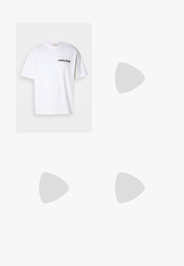 Weißes Baumwoll-T-Shirt mit kurzen Ärmeln, mit schwarzem "Calvin Klein"-Textlogo und einem quadratischen Etikett in der Nähe des Ausschnitts. Schlichtes Design.; Schwarze Shorts aus elastischem Stoff mit einem elastischen Bund, Seitentaschen und einem schlichten, klaren Design. Keine Muster oder Verzierungen.; Weiße Sneaker mit glattem Lederobermaterial, flachen Schnürsenkeln und erhöhter weißer Sohle. Verfügen über einen schwarzen Akzent an der Ferse und ein geprägtes Logo.; Schwarze Calvin Klein Umhängetasche mit verstellbarem Schultergurt und vorne mit einer Schnalle gesicherter Klappe, vor neutralem Hintergrund präsentiert.