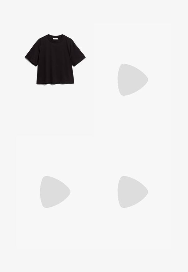 Zwart katoenen crop t-shirt met een ronde hals en korte mouwen. Heeft een relaxte pasvorm en een eenvoudig, onopgesmukt ontwerp.; Witte hoge taille broek met voorplooien, rechte losse pijpen en een verborgen voorsluiting, afgebeeld tegen een effen achtergrond.; Zwarte leren Mary Jane-schoen met een ronde neus, enkelband en details met zilveren gesp. Heeft een platte, chunkyzool en een strikaccent.; Oorbellen in goudkleur met drie onregelmatige, gladde, afgeronde segmenten die verticaal opgestapeld zijn op een egale lichte achtergrond.