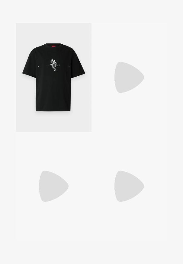 Μαύρο βαμβακερό t-shirt με γραφικό δύο μορφών σε κίνηση, με τη λέξη "HUGO" σε λευκό κείμενο κάτω από το σχέδιο. Κοντά μανίκια, στρογγυλή λαιμόκοψη.; Μαύρο ανδρικό παντελόνι ευθύγραμμο με θηλιές ζώνης και εμπρόσθιο φερμουάρ, εμφανίζεται σε ανοιχτόχρωμο φόντο.; Μαύρο δερμάτινο slip-on παπούτσι πλατφόρμα με χοντρή σόλα και μικρό χρυσό λογότυπο "HUGO" κοντά στη φτέρνα σε απλό φωτεινό φόντο.; Μαύρη δερμάτινη ζώνη, τυλιγμένη με ασημένια μεταλλική ορθογώνια αγκράφα σε απλό φωτεινό φόντο.