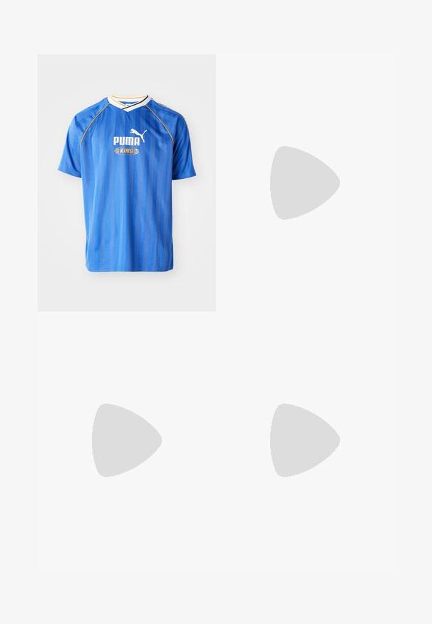 Blå kortærmet fodboldtrøje med lodrette striber, hvide og gule accenter samt et logo med en pumafigur. Letvægts, åndbart stof.; Lyseblå, lige ben denim jeans med store forlommer og kontraststing. Stoffet har en lysnet, blød tekstur.; Sorte slip-on træsko med justerbare sidebøjler og formede korkfodsenge på en neutral baggrund.; Sølv kædedyse med sammenkædede led, glat finish, og lukning med spænde. Designet er ensartet og en smule tykt.