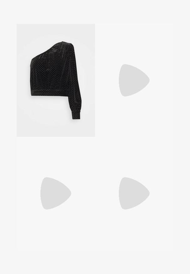 Zwarte fluwelen crop top met één lange mouw, voorzien van zilveren stippen en een aansluitende tailleband. Soepele textuur en asymmetrisch ontwerp.; Zwarte denim wijde pijpen jeans met een hoge taille, een voorzak en een achterzak met patch. Gladde textuur met minimale stiksel details.; Steve Madden MILANO - Sandalen met hoge hak - black; Gouden creolen met een gladde, gepolijste afwerking. Ronde vorm, middelgrote maat, met een veilige sluitmechanisme.