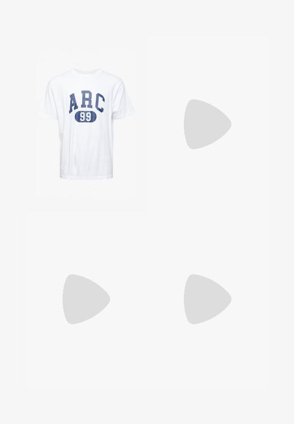 Hvid bomulds t-shirt med blå blokbogstaver "ARC" og nummeret "99" i et afrundet design. Korte ærmer, standard pasform.; Lysblå denimjeans med lige bendesign, fem lomme stil og kontrastsyet. Knap- og lynlåslukning i taljen.; Nike Air Jordan 1 sneakers i hvidt og grå læder, med et sort logo, perforeret tå og flade grå snørebånd.; Rektangulære solbriller med skildpadde-mønster og gradientbrune linser, hvilende på en lys overflade.