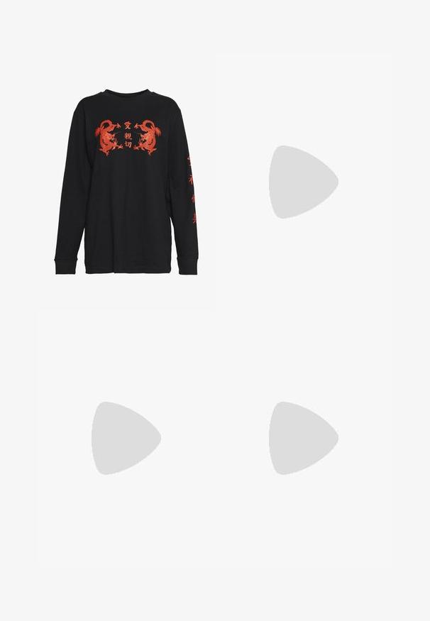 Schwarz langärmliges Shirt mit roten Drachengrafiken und japanischem Text auf der Vorderseite und dem Ärmel. Hergestellt aus Baumwollstoff. Lockerer Sitz.; Frau trägt schwarze, hoch taillierte Skinny-Hosen, ein kurz geschnittenes dunkelbraunes Hemd mit Knöpfen und braune spitze Schuhe mit Absatz.; Schwarzer Converse Chuck Taylor All Star High-Top-Sneaker mit weißer Gummisohle und Logo-Aufnäher am Knöchel, dargestellt vor weißem Hintergrund.; Silberne Creolen, kreisförmig, mit glatter, glänzender Oberfläche und gleichbleibender Breite. Minimalistisches Design ohne zusätzliche Akzente.