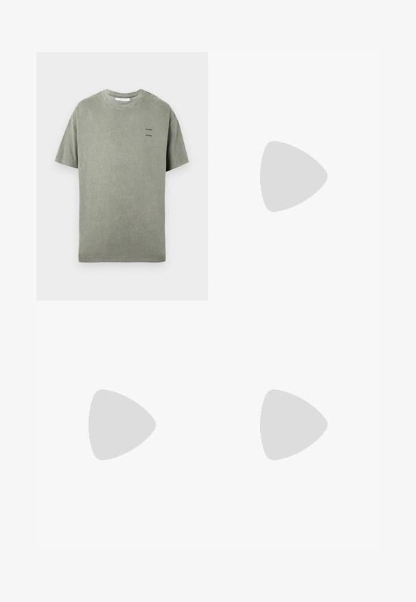 T-shirt à manches courtes de couleur vert olive délavé avec un petit logo texte noir "SAMSØE" apposé deux fois sur le côté gauche de la poitrine et un col rond.; Pantalons rayés gris foncé avec une coupe ajustée, dotés d'une fermeture à bouton et d'une taille à cordon, composés d'un tissu texturé.; Mocassin en cuir noir avec une plaque de marque en métal reposant près d'une table ronde marron sur un sol recouvert de moquette beige.; Mallette en cuir noir texturé avec double poignées et tirettes de fermeture éclair argentées, centrée sur fond blanc.