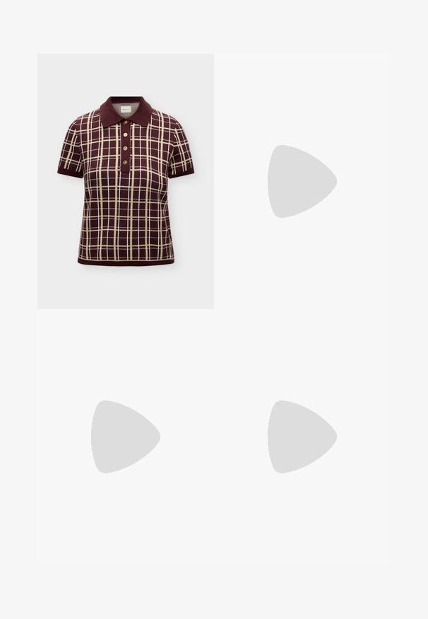 Polo de manga corta con estampado de cuadros en burdeos y beige, cuello liso burdeos y tapeta frontal con cuatro botones.; Falda de cuadros marrones con acentos en naranja, con un diseño plisado, cintura ajustada y un detalle decorativo de hardware dorado en el cinturón.; Zapato plano negro de cuero con tira trasera, punta afilada y acento de logo dorado en la tira, mostrado sobre un fondo neutro.; Dos pendientes de aro dorados brillantes en un diseño curvado, con acentos naranjas cerca del poste, sobre un fondo blanco liso.
