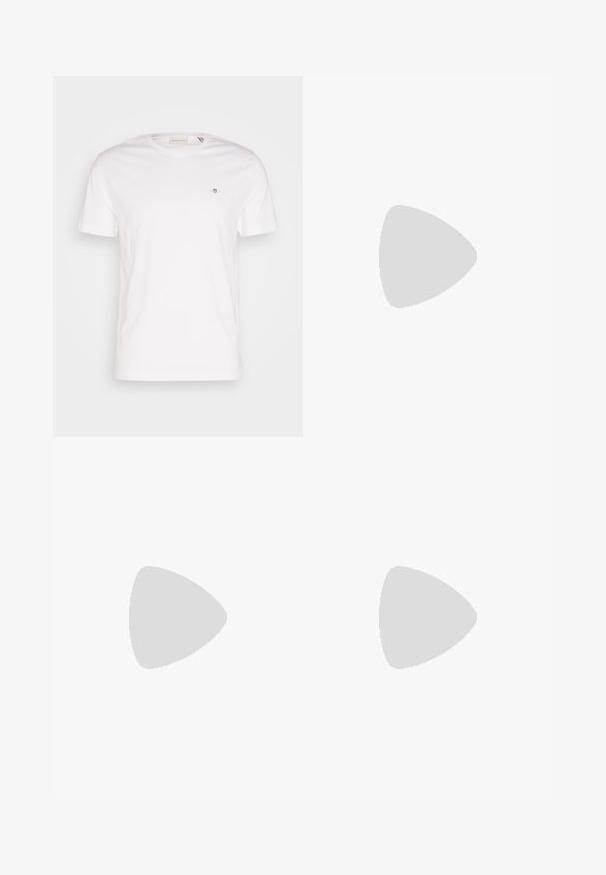 T-shirt en coton blanc avec un col rond, des manches courtes et un petit logo brodé sur la poitrine. Texture douce, design simple.; Shorts beiges avec une texture douce, taille élastique, cordon de serrage et poches latérales. Longueur mi-cuisse et minimalisme de la marque sur l'ourlet.; Sneaker blanc avec une tige en toile lisse, des lacets plats, un col rembourré et un accent gris texturé à l'arrière. Semelle en caoutchouc épaisse.; Ceinture en cuir noir avec boucle rectangulaire argentée gravée "BOSS", roulée en cercle sur un fond clair uni.