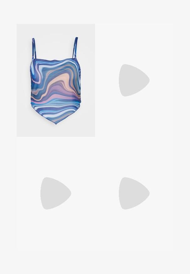Neon & Nylon SIGNE STRAP SCARF - Μπλούζα - directoire blue; Μπλε τζιν ψηλόμεσα παντελόνια με ίσιες γραμμές, διαθέτουν πέντε τσέπες, θηλιές ζώνης και διακριτές λεπτομέρειες ραφής. Λείο υλικό.; Λευκό σανδάλι με δύο ρυθμιζόμενες αγκράφες και παχιά σόλα, τοποθετημένο μπροστά από ένα μπεζ καναπέ πάνω σε μια υφασμάτινη μοκέτα.; Ενα ζευγάρι ορθογώνια γυαλιά ηλίου με ανοιχτό μπλε ημιδιαφανείς σκελετούς και σκούρους γκρι φακούς, διαθέτοντας ίσιες βραχίονες και ελάχιστες λεπτομέρειες υλικών.