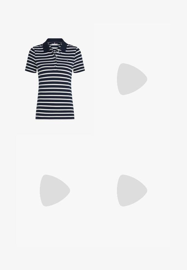 Marineblauw en wit horizontaal gestreepte polo met korte mouwen, een donkere kraag en drie witte knopen op de voorplank.; Witte cargo broek met een rechte pijpdesign, voorzien van zijzakken, een knoopsluiting en zichtbare stikdetails. Glad, duurzaam materiaal.; Zwarte leren loafer met puntige neus en franjedetail, geplaatst op een beige tapijt naast een ronde oranje glazen tafel.; Zwarte gestructureerde leren handtas met bovenhandvat, goudkleurige sluiting met verweven TH-logo en afneembare schouderriem.