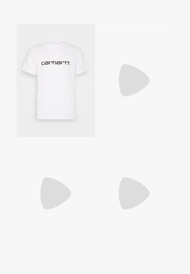 Biela bavlnená tričko s krátkymi rukávmi a okrúhlym výstrihom. Má veľké logo "carhartt" v tmavo hnedej farbe cez hruď.; Džísy v svetlomodrej farbe s nastaviteľnými popruhmi, prednou kapsou a bočnými vreckami. Voľný strih so rovným strihom nohavíc, vyrobené z bavlnenej tkaniny.; Čierno-biele tenisky Nike Dunk s koženým vrchom, perforovanou špičkou, čiernymi šnúrkami a čiernou gumovou podrážkou s dezénom.; Strieborný kovový náhrdelník zretiazky s prepojenými článkami, hladkým povrchom a nastaviteľným zapínaním pre prispôsobenie dĺžky.