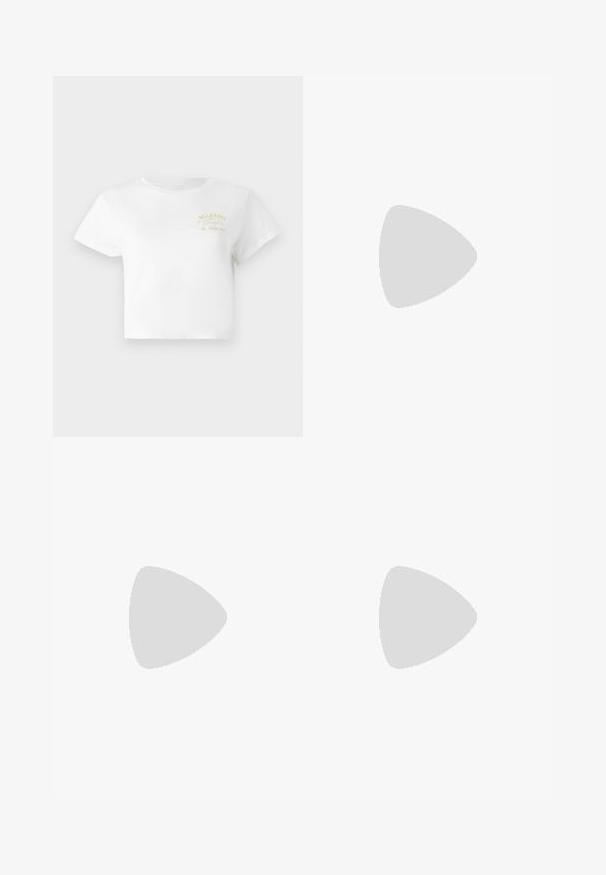 T-shirt cropped blanc en coton, avec un simple design graphique jaune portant "BILLABONG" et "SINCE 1973" brodé sur le devant.; Short beige en coton avec taille élastique et cordon à l’avant, conçu pour un usage décontracté.; Ballerines noires en cuir avec deux brides réglables, un bout rond et une semelle en caoutchouc texturé pour une meilleure adhérence.; Sac à main en cuir marron avec un design à volants étagés et une sangle réglable, accompagné d'une petite pochette zippée rose clair.