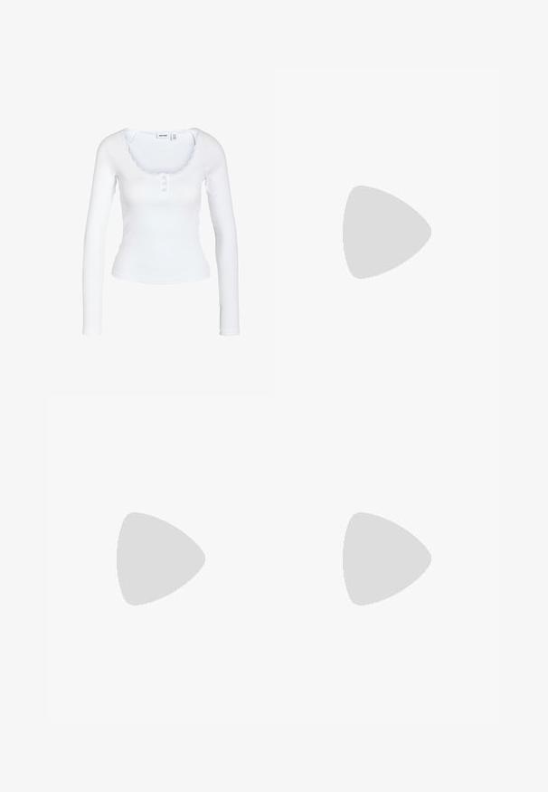 Hvid langærmet ribbet top med bådudskæring, tre knapper foran og subtil blondekant omkring kraven.; Mørkeblå bredbenede jeans med opsmøg, der har orange syninger og klassisk fem-lommers design. Lavet af denimstof.; Ben iført mørke ribbede leggings kombineret med sorte balletsko med små sløjfedetaljer på hvid baggrund.; Sort læderhåndtaske med en glat tekstur. Har en justerbar stropp og et enkelt, minimalistisk design med lynlås.