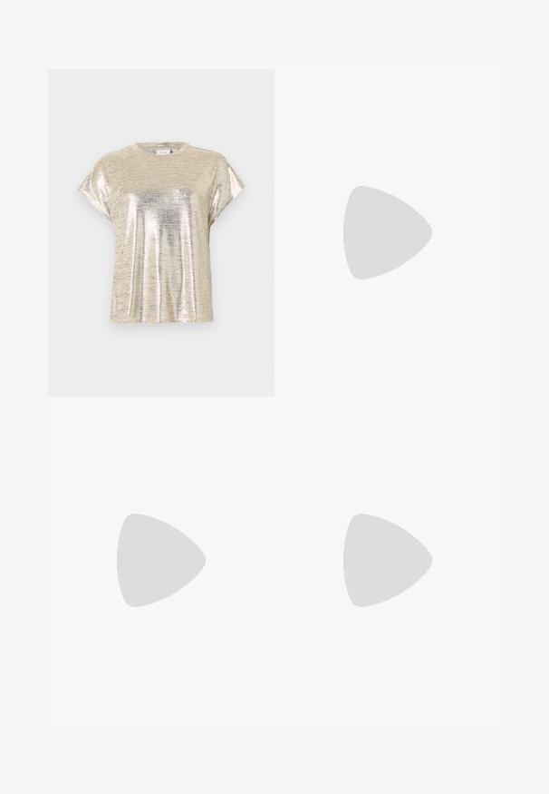 Haut en maille à manches courtes avec matière scintillante dorée métallique, col rond et coupe décontractée, présenté sur un fond clair uni.; Jupe noire longueur genoux avec un design plissé texturé. Taille élastique, tissu lisse avec des rayures alternées mates et brillantes.; Simmi London DALA - Escarpins - black; Petit sac d'épaule noir en mesh en forme de croissant avec une lanière fine réglable, sur un fond clair uni.