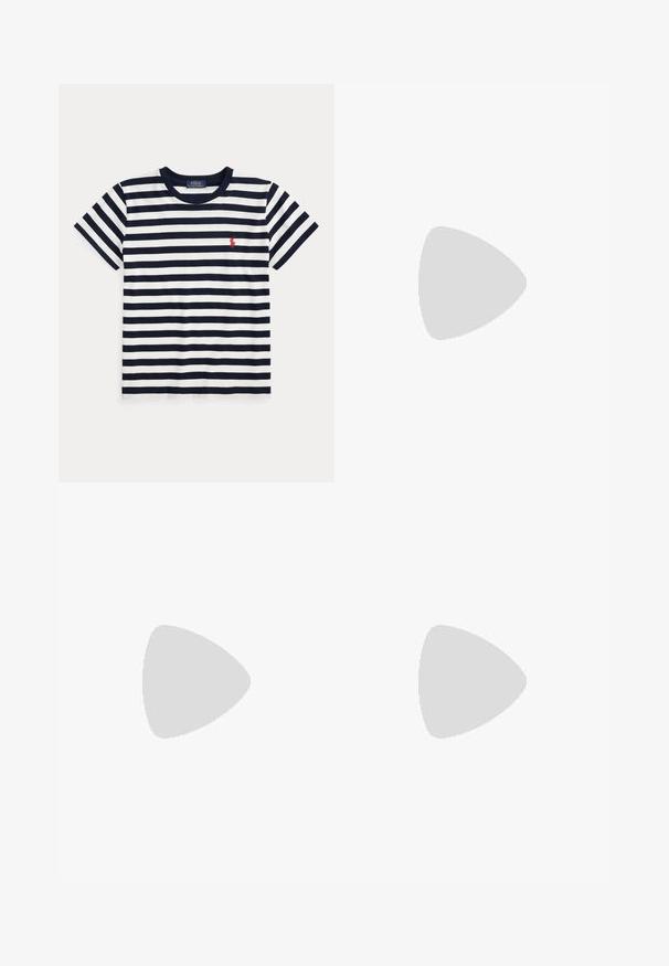 Marineblå og hvide horisontale stribede T-shirt med korte ærmer, rund halsudskæring og en lille rød Polo Ralph Lauren-logo på brystet.; Bredde ben mørke denimjeans med fem lommer, synlig syning og knaplukning. Har en lige pasform og let slid.; Lavprofileret beige sneaker med tre hvide striber, teksturerede ruskindssidepaneler, gummisål og snørelukning på ensfarvet baggrund.; Blå og sortstribet polstret shoppertaske med to hængsler og et hvidt mærke med teksten "Mads Nørgaard Copenhagen" på forsiden.