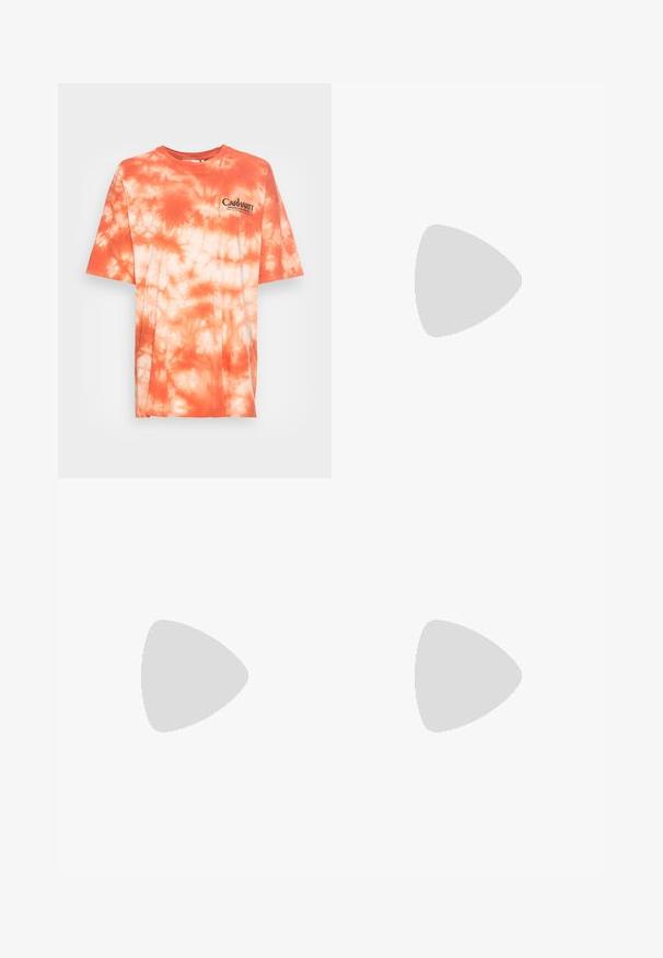 Carhartt WIP ZONK - T-shirt print - elba / grapefruit / black; Zwarte broeken met een gladde textuur, recht gesneden ontwerp en een taille met riem. Heeft een eenvoudige, klassieke silhouet zonder extra patronen.; Zwarte leren sandaal met drie brede banden, verstelbare metalen gesp, dikke gestructureerde zool en oranje stiksel langs de rand.; Zwarte cat-eye zonnebril met donkergrijze lenzen, slank plastic frame, puntige hoeken en rechte pootjes. Geen zichtbare hardware of accenten.
