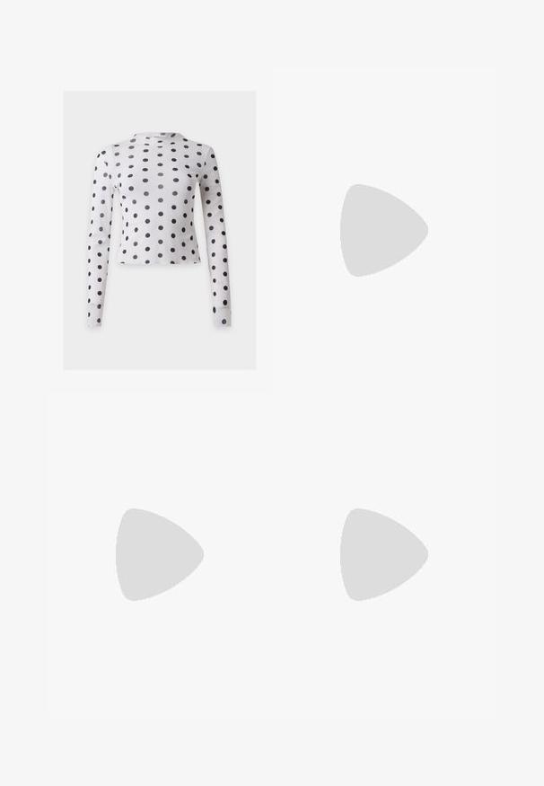 Witte crop top met lange mouwen met zwarte polkadots gelijkmatig verdeeld over de stof.; Zwarte denim wijde pijpenbroek met een hoge taille, voorzien van gele stiksels, twee voorkruiken en een enkele knoopsluiting.; Benen met donkere geribbelde leggings gecombineerd met zwarte ballerina's met kleine strikdetails op een witte achtergrond.; Kleine zwarte glanzende handtas met twee lange hengsels en zijkant trekkoord details op een effen lichte achtergrond.