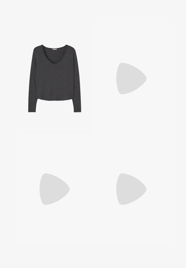 Mørkegrå langærmet cropped skjorte med en bred rund halsudskæring og rå kant på kant og ærmekanter.; Sorte lige jeans med knaplukning, front- og baglommer samt kobbernitte detaljer på en hvid baggrund.; Sorte ankelstøvler lavet af glat læder med elastiske sidepaneler, en tekstureret gummisål og kontraststing langs kanten.; Sølv hoops øreringe, cirkulær form, glat skinnende tekstur og ensartet bredde hele vejen igennem. Minimalistisk design uden yderligere accenter.