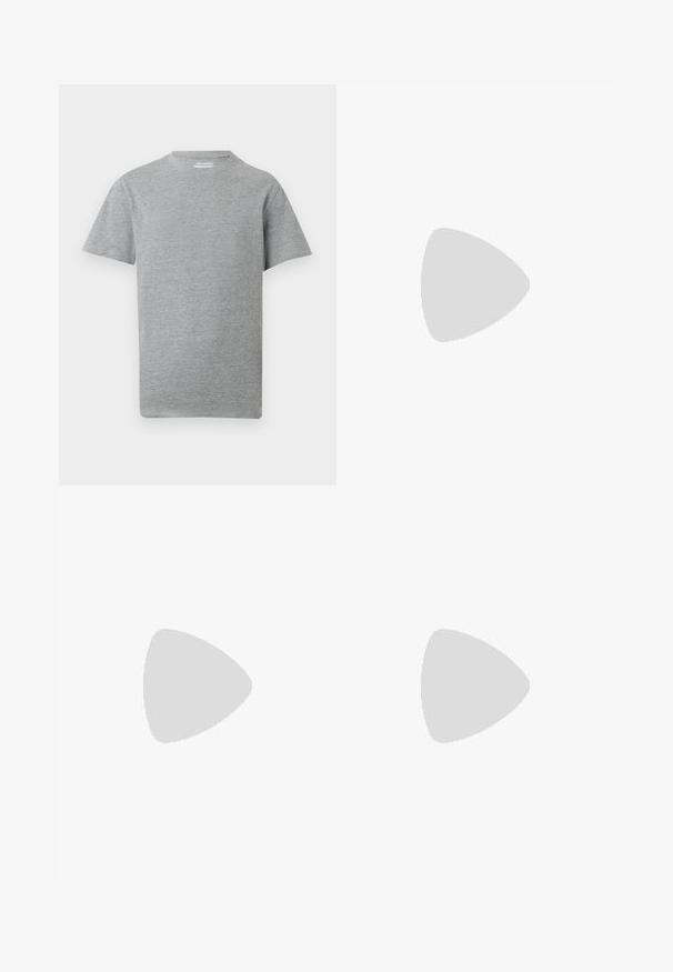 Effen grijs T-shirt met korte mouwen en een ronde hals, met een klein wit "ONLY & SONS" label aan de binnenkant van de kraag.; ONLY ONLWAUW MID WAIST - Slim fit jeans - medium blue denim; Witte leren sneaker met een gladde textuur, voorzien van een beige 'V' logo, ronde neus, vetersluiting en een zool van gumrubber.; Zwart zachte stoffen draagtas met brede handvatten en een dunne zwart-witte gevlochten schouderriem.