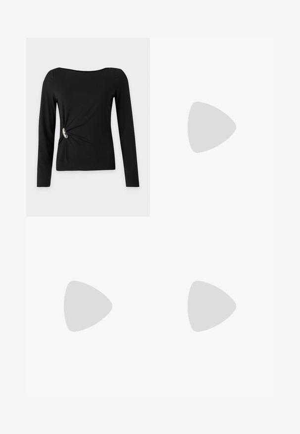 Zwarte nauwsluitende top met lange mouwen, een boothals en een gedetailleerde zijdelingse twist, vastgezet met een zilverkleurige ovale versiering.; Zwarte high-waist jeans met rechte wijde pijpen, voorzakken, ceintuurlussen en een metalen knoopsluiting op een witte achtergrond.; Zwarte gepatineerde leren slingback hakken met een spitse neus, dunne hak en verstelbare gespstrap. Gladde textuur met minimale details.; Donkerbruin gepolijst leren handtas met een zilveren kettingriem, decoratieve dubbele gespriemen, en ritssluiting.