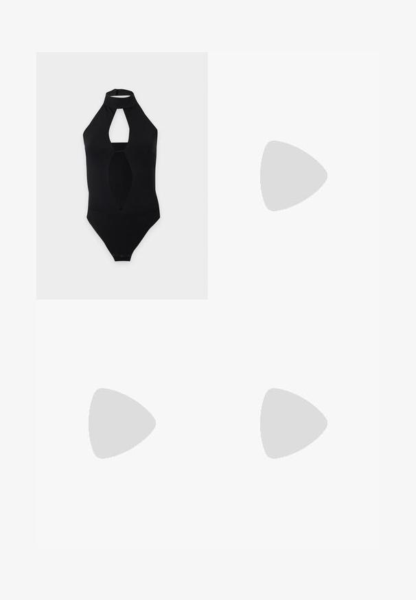 Body noir sans manches avec col halter et découpes en forme de goutte au niveau de la poitrine et du ventre, fermeture à pression à l'entrejambe.; Leggings noirs transparents avec une taille haute et une texture lisse. Présente un design sans couture et une silhouette ajustée.; Sandale pour femme en cuir noir avec fines lanières, une boucle d'orteil, une boucle à la cheville et un talon aiguille de hauteur moyenne sur un fond neutre.; Petit sac à main noir en fausse fourrure avec poignées tressées sur le dessus et longue bandoulière fine sur fond uni.