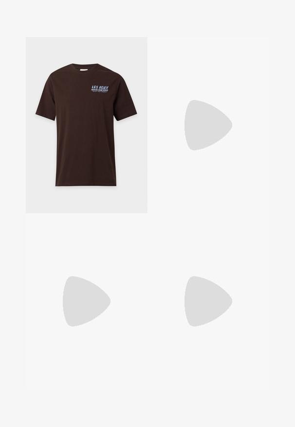 T-shirt marron foncé à manches courtes avec petit texte bleu clair "LES DEUX" et texte blanc supplémentaire sur la poitrine gauche.; Jean denim noir délavé à jambe droite avec bouton frontal, fermeture éclair et conception à cinq poches, présenté à plat sur un fond blanc.; Baskets en daim marron avec une silhouette basse, un bout arrondi et une semelle en caoutchouc blanc. Elles présentent des lacets foncés et un logo discret sur le côté.; Sac banane en tissu marron foncé avec poche zippée en diagonale et petit logo blanc sur le devant, sur un fond clair uni.