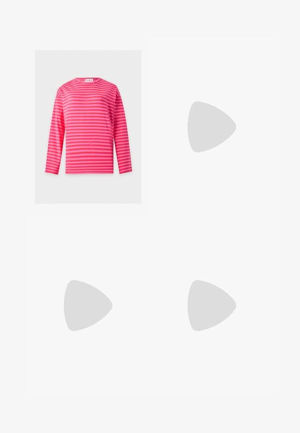 Langärmeliges Hemd mit horizontalen, leuchtend pinken und roten Streifen und rundem Ausschnitt auf neutralem Hintergrund.; Hochtaillierte blaue Jeans aus Denim mit weitem Bein und einem Farbverlauf von hellblau zu dunkelblau am Saum.; Weiße Leder Sneakers mit schwarzen Streifen, Gummigummi-Außensohle, runder Zehenform, Schnürverschluss und weichem grauem Wildleder-Zehenkappe.; Kleine schwarze glänzende Handtasche mit zwei langen Griffen und seitlichen Kordelzug-Details vor einfachem hellem Hintergrund.