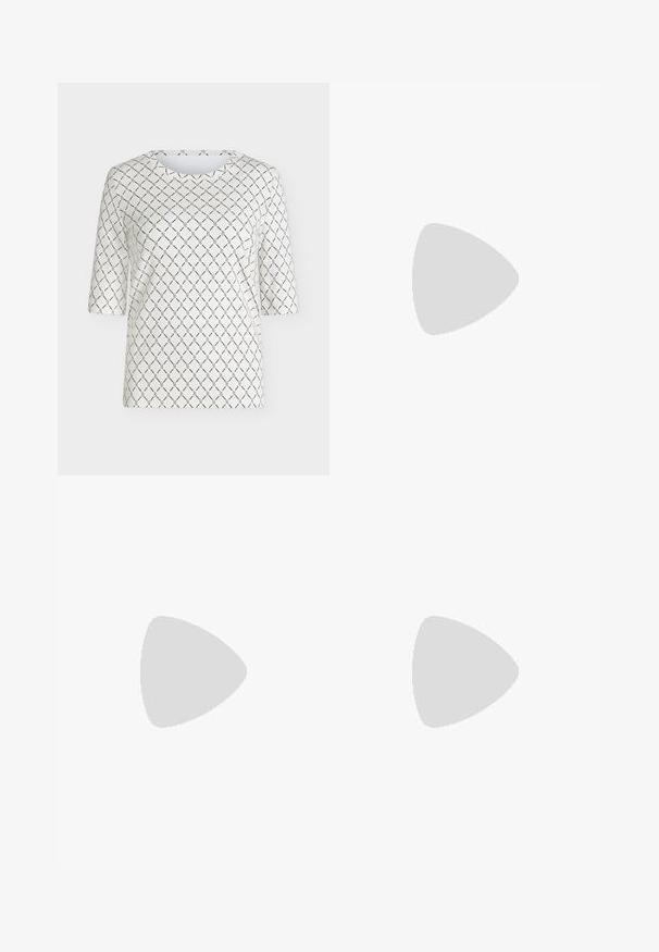 Hvid top med korte ærmer med sort kædelinks mønster, der danner diamanter over hele stoffet, og rund halsudskæring.; Blå denim flared jeans med medium højt liv, fem lommer, diskret falmning og syninger langs sømmene.; Sort læder ankelstøvle med spids tå, geometrisk stablet hæl og en løftestrop bagpå. Glat tekstur og slankt design.; Sort og hvid lodret stripet håndtaske med enkelt sort rem og afrundet topåbning mod en ensfarvet baggrund.
