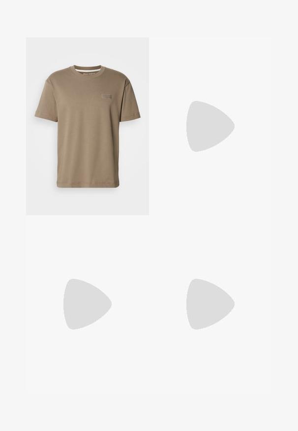 Khaki korte mouwen t-shirt van katoen, met een ronde halslijn en een klein logo op de voorkant. Gladde textuur, casual pasvorm.; Bruine broeken met een recht model, voorzien van een enkele zijplooien, een knoopsluiting en een gladde stoftextuur.; Zwarte leren veterschoenen met een ronde neus, een gestructureerd oppervlak en een chunky rubberen zool met diepe profielen voor grip.; Donkerbruine leren schoudertas met klepsluiting en verstelbare stoffen riem op witte achtergrond.