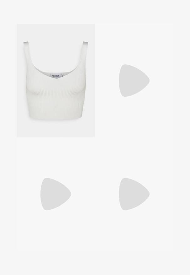 Top crop branco canelado com decote em V, alças finas e acabamento texturizado. Etiqueta visível por dentro lê "WEEKDAY."; Saia preta com bolinhas brancas, feita de um tecido macio. Apresenta um corte reto e uma fenda na parte inferior para maior liberdade de movimento.; Sandálias brancas em couro com tiras ajustáveis por fivela, sola de plataforma preta em camadas e detalhe em costura laranja ao longo da borda.; Óculos de sol pretos em estilo cat-eye com lentes cinza escuro, armação plástica elegante, cantos pontiagudos e hastes retas. Sem hardware ou acentos visíveis.