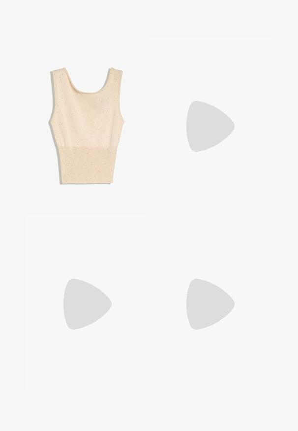 Kremfarvet strikket ærmeløs cropped top med brede stropper og diskrete spredte palietglimt.; Hvide bukser med vide ben, elastisk talje og snøre, lavet af letvægtsstof.; Flad sandal med beige sål og metallisk roseguld flettede remme, udstyret med en tåkappe og hælrem for sikker pasform.; Brune ovale solbriller med tynde stel og mørketonede linser vist mod en hvid baggrund.