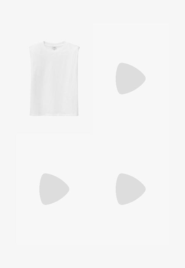 Débardeur muscle blanc sans manches avec encolure ronde et épaules légèrement rembourrées sur fond uni.; Pantalon blanc à jambes larges avec poches avant et cordon beige à la taille, présenté sur un fond uni.; Mule noir à enfiler en matériau texturé avec un motif reptilien, doté d'un talon bas et plat et d'un design à bout ouvert arrondi.; Sac hobo en daim marron avec une grande ouverture courbée et une large bandoulière. Présente une couture centrée à l'avant. Texture lisse.