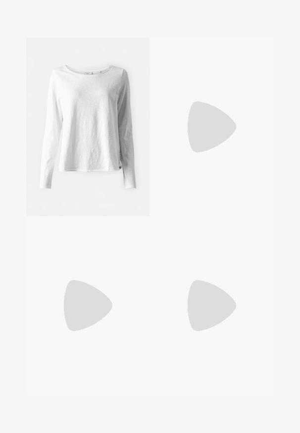 T-shirt blanc à manches longues en tissu doux et léger; doté d'un col rond et d'un ajustement légèrement décontracté; étiquette visible sur le côté.; Jeans taille haute et à jambes larges en denim bleu foncé avec une texture lisse, des coutures contrastantes et un design à cinq poches. Fermeture à bouton à l'avant.; Chaussures en daim marron à bout rond, avec des lacets texturés et des œillets dorés, sur un fond clair.; Ceinture en cuir marron roulée avec une boucle en métal argenté sur un fond clair uni.