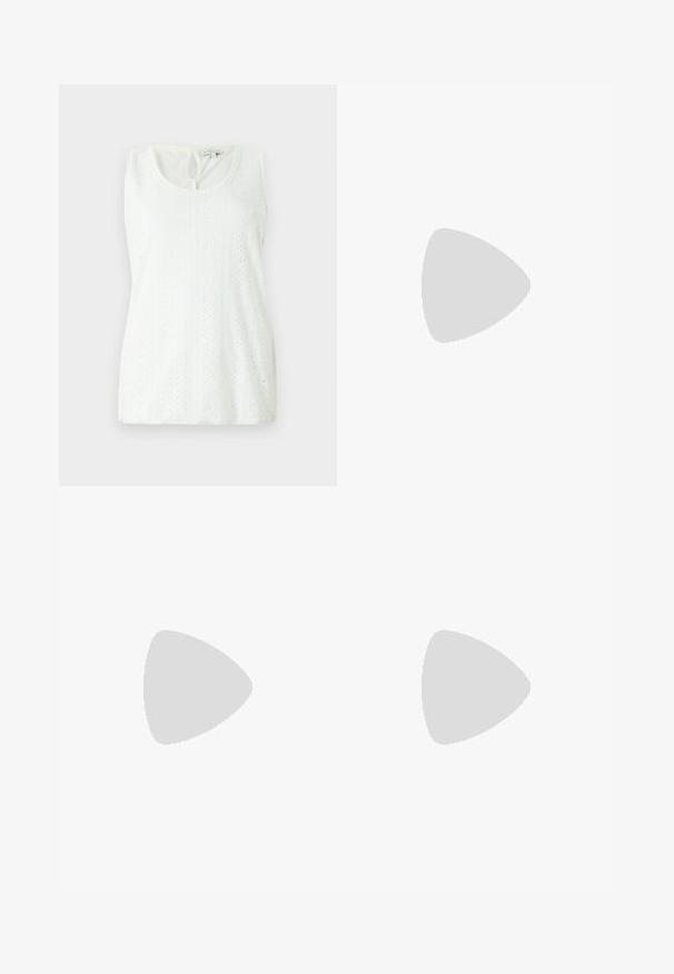 Weißes ärmelloses Oberteil mit Rundhalsausschnitt, strukturiertem Stoff mit gemusterten Ösen und einem kleinen Schlitzdetails auf der Rückseite.; Schwangerschaftsjeans mit einem hellgrauen elastischen Bündchen und blauer Denim-Optik. Enger Schnitt, gerade Passform mit ausgefranstem Saum am unteren Ende.; Dunkelbrauner Mary Jane Schuh mit glänzendem Finish, runder Spitze, niedrigem Blockabsatz und goldener Schnalle über dem Spann.; Beige große Tote-Tasche mit gerippter Struktur und passender abnehmbarer Tasche mit Reißverschluss vorne auf einfarbigem Hintergrund.