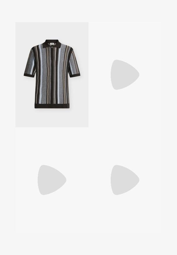 Polo en maille à manches courtes avec des rayures verticales noires, grises, beiges et bleu clair, avec un col noir et une fermeture éclair devant.; Pantalon noir avec une taille élastique, fermeture à bouton et design à jambe droite. Tissu lisse, sans motifs ni accents visibles.; Chaussure décontractée en cuir noir avec lacets, semelle épaisse et languette de tirage, suspendue en l'air au-dessus d'un tapis beige avec un meuble arrondi marron en arrière-plan.; Mallette en cuir noir texturé avec double poignées et tirettes de fermeture éclair argentées, centrée sur fond blanc.