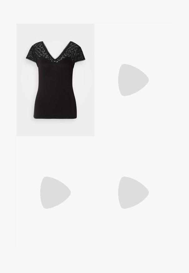 Sort V-hals t-shirt med korte blondeærmer. Glat stof med blonderdetaljer over skuldrene og bølgede kanter langs halsudskæringen.; Høj talje, brede ben sorte jeans lavet af denim, med knaplukning, bæltestropper og to baglommer med syninger.; Ben iført sorte smalle bukser med forreste slidser ved kanten, parret med sorte flade Mary Jane-sko med lille spænde.; Sort læder hobo taske med en blød, skinnende tekstur og en rund, åben top. Har en bred, buet strop til bæring. Ingen synlig hardware.