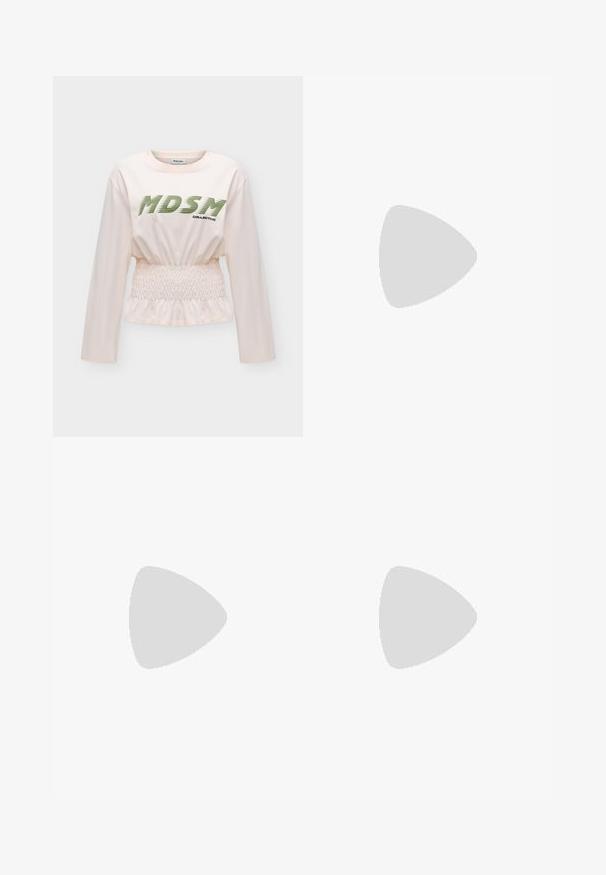 Chemise rose clair à manches longues avec taille élastique, affichant un texte vert "MDSM" et un petit texte noir "COLLECTIVE" à l'avant.; Jupe maxi en denim de couleur bleu profond, présentant des motifs de couture diagonaux et une taille élastique pour une forme structurée et fluide.; Chaussure plate en cuir noir avec une bride froncée sur le dessus et un bout légèrement pointu, présentée sur un fond uni.; Trousse de maquillage en satin bourgogne de forme rectangulaire, avec fermeture éclair et une poignée courte. Présente un design minimaliste et une texture lisse.