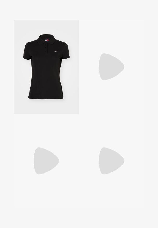 Polo negro de manga corta con tres botones y un pequeño logo rectangular en el pecho izquierdo.; Jeans ajustados de color azul claro, de tiro alto, confeccionados en denim con una textura suave. Presentan un desgastado y un diseño tradicional de cinco bolsillos.; Zapatilla negra sin cordones con suela blanca gruesa y cordones blancos, con el logo de Guess en el lateral.; Bolso de hombro negro de nylon con un asa curvada, bolsillo con cremallera y pequeño logo en el frente; textura acolchada con una forma suave y redondeada.