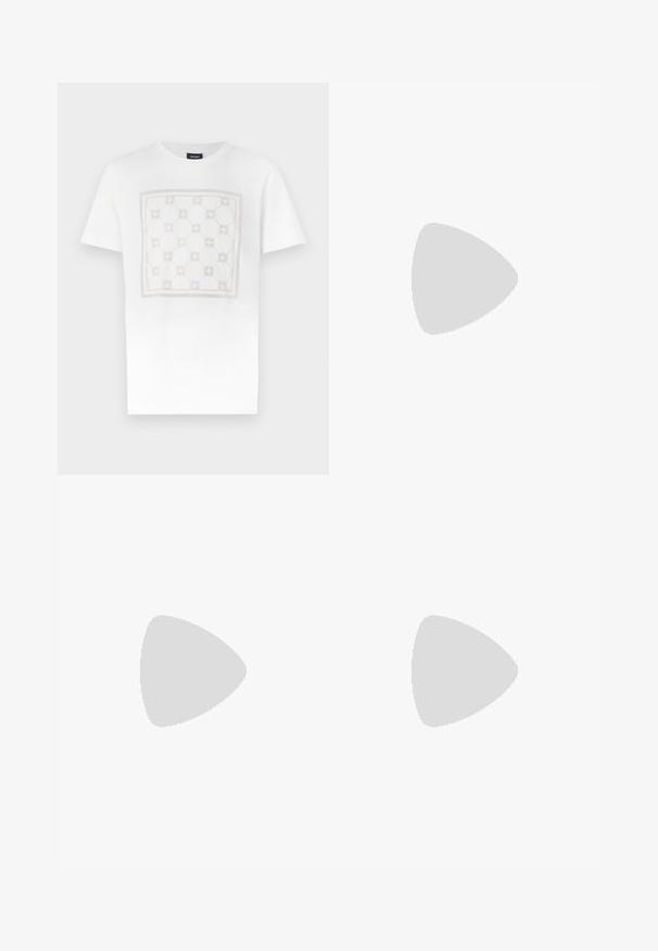 Hvid bomulds T-shirt med et stort, subtilt firkantet mønster i lys beige med afrundede former og detaljer, afsluttet med rund hals.; Mørkegrå sweatpants lavet af blødt stof, med en elastisk talje med snøre, tætsiddende ben og elastiske manchetter ved anklerne.; Sorte læder sko med glat overflade og rund tå, der har snørebåndslukning og en lav, flad sål. Sammen med brune bukser.; Sort lædermappe med dobbelte håndtag, rektangulær form og sølvfarvede lynlås træk, med en lille præget logo i midten.