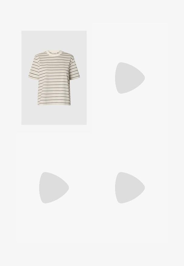 T-shirt in crèmekleur met korte mouwen en dunne horizontale zwarte en bruine strepen, ronde hals, weergegeven op een effen lichte achtergrond.; Zwarte plissé rok met een gestructureerde tailleband. Gemaakt van een textuurstof, het heeft duidelijke vouwen en een rechte zoom.; Donkerbruine leren sandaal met enkelbandje, lage blokhak en open teen, zijaanzicht op witte achtergrond.; Zwarte leren totebag met twee handvatten, een afneembare band, magnetische klepsluiting en een gladde textuur. Rits aan de bovenzijde en sierstiksels.