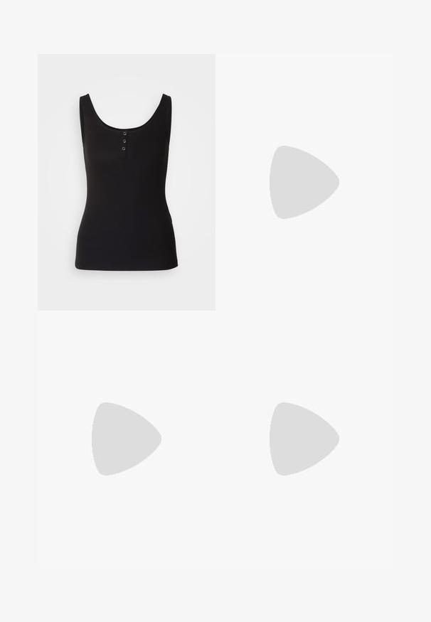 Schwarzes Tanktop aus geripptem Stoff mit Rundhals und drei metallischen Druckknöpfen an der Vorderseite. Glatte Textur, figurbetonte Schnittform.; Olivgrüne, weit geschnittene Hose mit dezentem Zickzack-Strukturmuster und elastischem Bund mit vorderer Zugkordel.; Schwarze flache Sandalen mit geflochtenen Riemen und metallischem Akzent. Verfügt über eine verstellbare Schnalle und eine flache Gummisohle für Komfort.; Braune strukturierte Stoffhandtasche mit einem einzelnen Griff, der zu einem Knoten gebunden ist, vor einem einfachen hellen Hintergrund dargestellt.