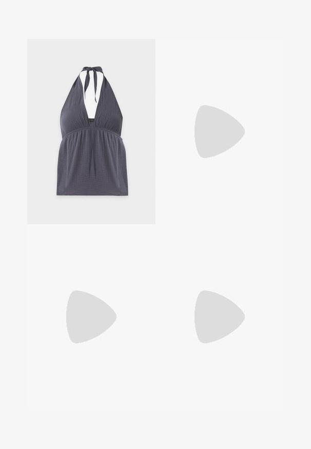 Σκούρο γκρι τοπ χωρίς μανίκια με λαιμόκοψη halter, βαθιά V-γραμμή και ραμμένο ύφασμα κάτω από το στήθος σε λευκό φόντο.; Λεπτά τζιν από ανοιχτό μπλε ντένιμ με ξεθωριασμένο εφέ, πέντε τσέπες, μεταλλικό κουμπί κλεισίματος και διακριτές λεπτομέρειες ραφής. Ευθεία γραμμή.; Χρυσά μεταλλικά πέδιλα με τακούνι τύπου μπλοκ, ανοιχτή μύτη και σχέδιο λουριών που διασταυρώνονται. Το λουράκι στον αστράγαλο διαθέτει κλείσιμο με αγκράφα.; Ροζ διαφανή γυαλιά ηλίου με ωοειδείς φακούς, σκούρο κόκκινο τόνισμα και κομψούς βραχίονες, με απαλή υφή και διακριτές λεπτομέρειες στο σκελετό.