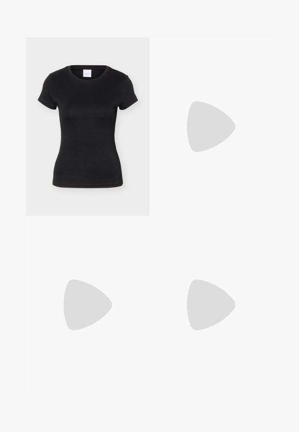 Camiseta negra ajustada de manga corta con cuello redondo, delantera lisa y una etiqueta blanca en el interior del cuello.; Vaqueros de mezclilla negra de pierna ancha con detalles descoloridos, diseño de cinco bolsillos, cierre de botón y cremallera.; Zapatos planos de punta afilada con un patrón de serpiente, que presentan tonos de beige, negro y marrón, con una superficie texturizada y tacón plano.; Bolso de cuero negro para el hombro con doble asa unida por anillas y remaches dorados, superficie lisa y ligeramente brillante, diseño sencillo.
