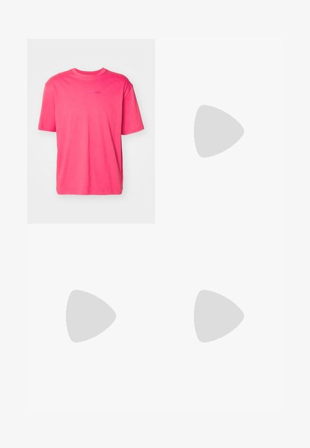 Kortærmet t-shirt med rund hals i lys pink bomuld med præget brandlogo i midten, der har en afslappet pasform og en glat tekstur.; JOOP! Jeans MITCH - Jeans Straight Leg - black; Sort lædersko med rund tå, glat overflade og subtil syning. Har blå snørebånd og en lav stakheel.; Sort polo-shirt med guld logo, mørke denim jeans og lyse sko. Olivengrøn kasket med logo. Modellen står med armene over kors mod en struktureret baggrund.